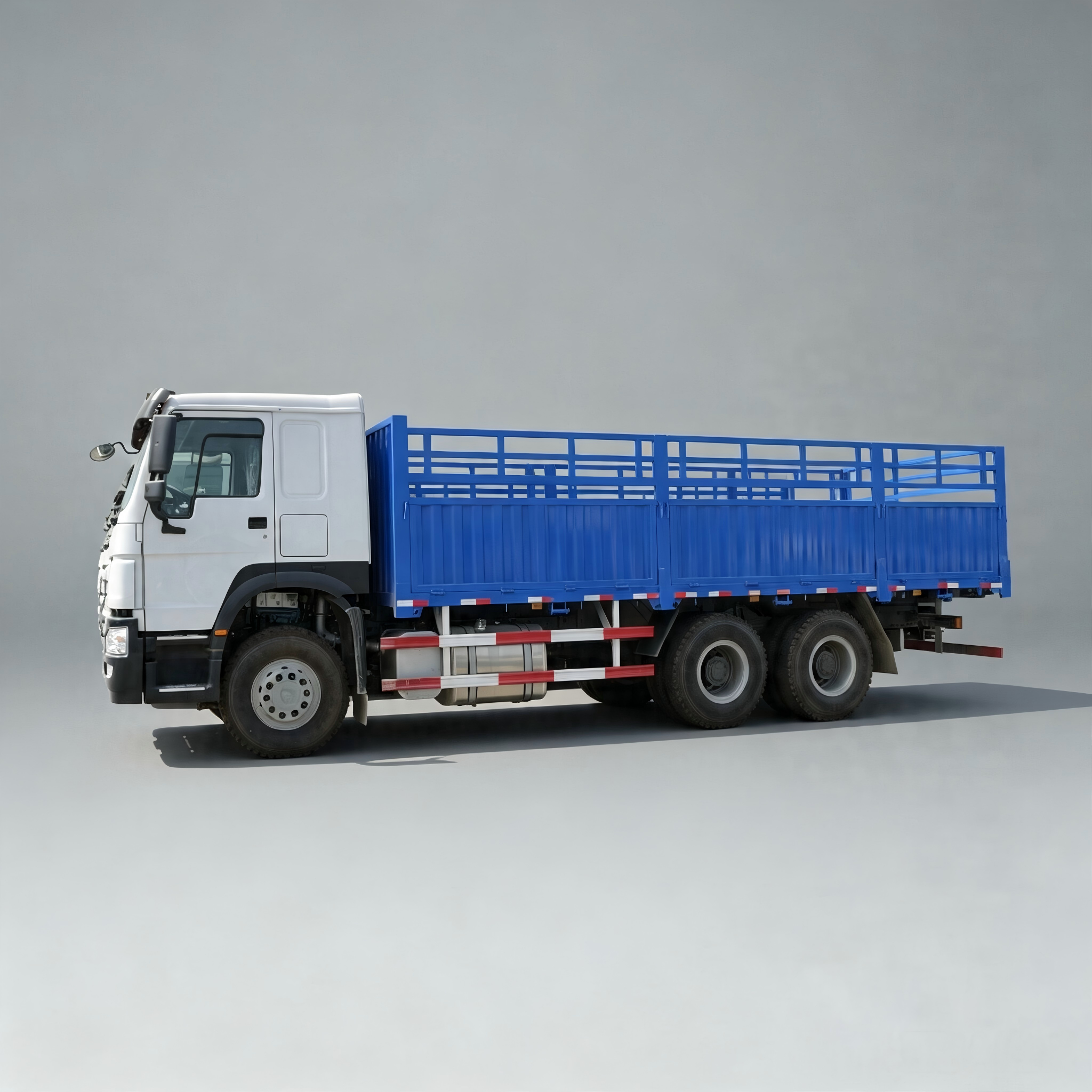 Sinotruk Howo 6x4 Fence Cargo Truck - Image 4