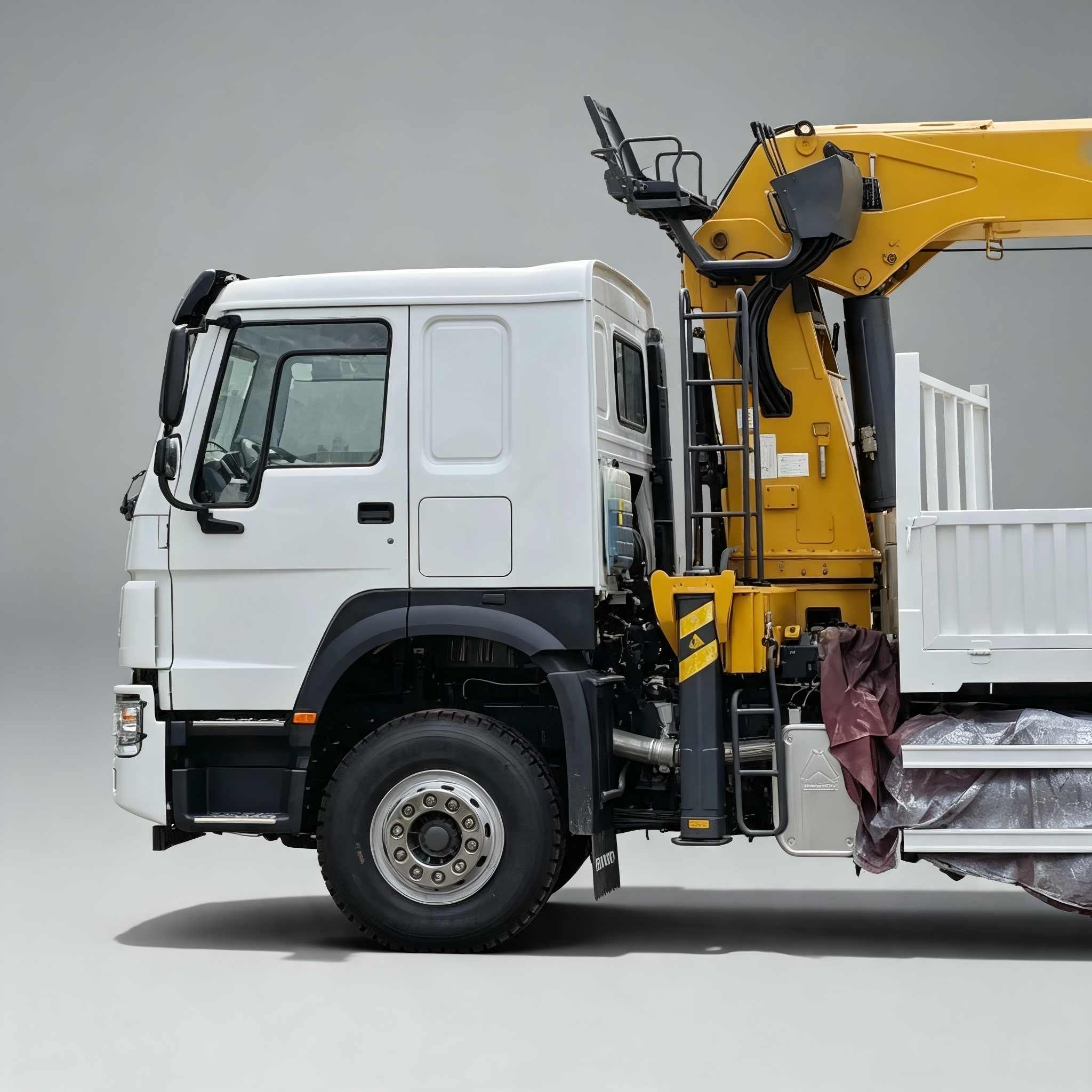 SINOTRUK HOWO 6×4 CRANE TRUCK - Image 5